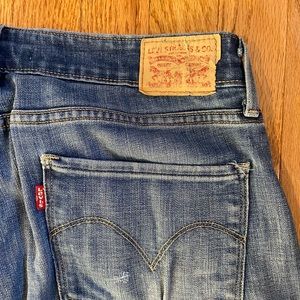 Mid Rise Skinny Levi Jeans in Blue.